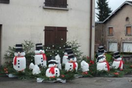 les bonhommes de neige devant chez Mme PY