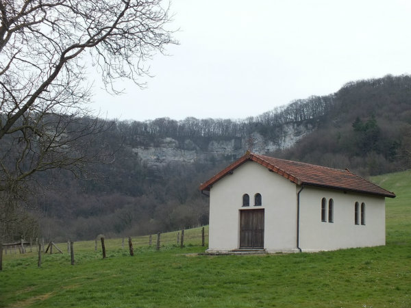 la chapelle de Nans et la falaise