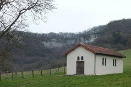 la chapelle de Nans et la falaise