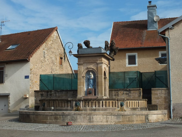 une fontaine dans Rougemont