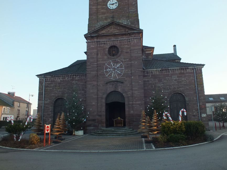 le devant de l'\u00e9glise , ses sapins helicoidaux