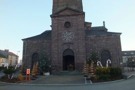 le devant de l'\u00e9glise , ses sapins helicoidaux