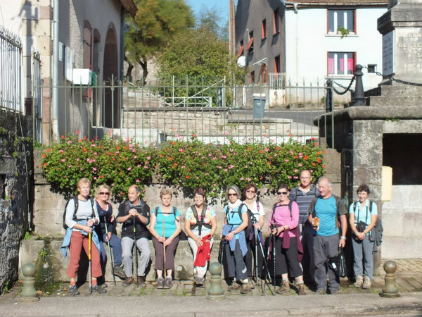 photo devant le lavoir de Selles