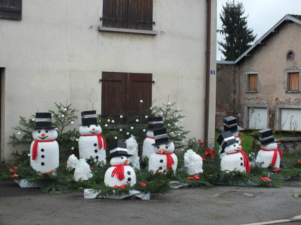 les bonhommes de neige devant chez Mme PY