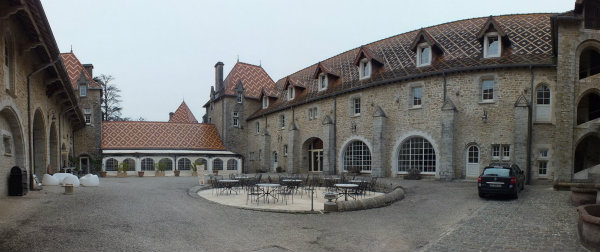 la cour du chateau de Bournel