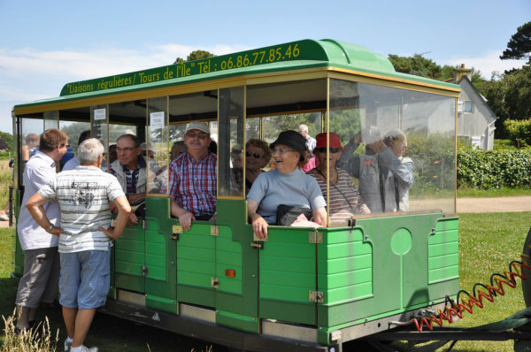 petit tour de train (en tracteur) \u00e0 Br\u00e9hat