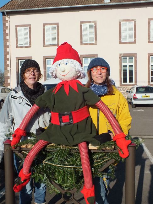 le lutin devant la salle d'automne