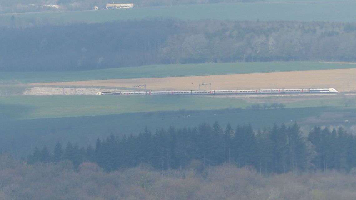 le TGV depuis le belv\u00e9d\u00e8re