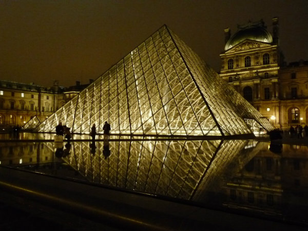 la Pyramide du Louvre