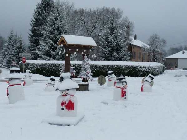 les bonhommes de neige sous la neige