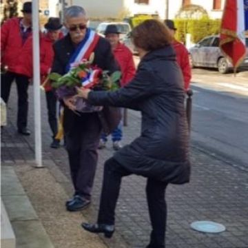 Dépôt de gerbe au monument