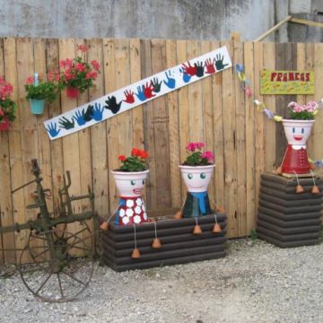 Les enfants de l'accueil périscolaire décorent le village