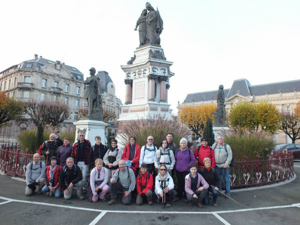 le groupe devant la statue des \\\" Menteurs\\\"""