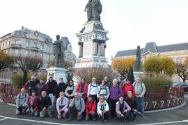 le groupe devant la statue des \\\" Menteurs\\\"""